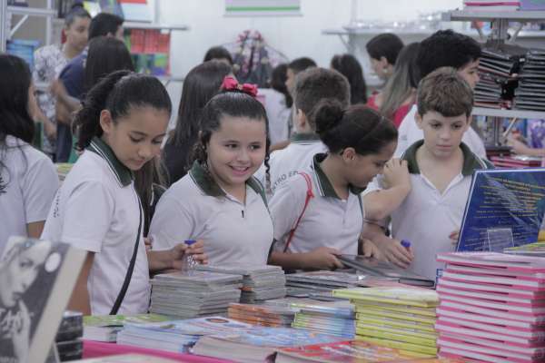 Prefeitura de Fortaleza participa da Bienal do Livro com stand da