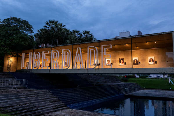 Fotos da Galeria da Liberdade, um espaço de difusão, com mostra que têm como eixo a luta pelos direitos humanos no Ceará, no Brasil e no mundo, evidenciando as tramas políticas, geográficas e afetivas da História, contemplando a exposição “Negro é um rio que navego em sonhos” parte de um conhecimento íntimo de cultura de resistência nas diásporas explica a curadora, que revela, ainda, a intenção de criar pontos de referência comum para fortalecer os saberes tradicionais, ancestrais, os modos de viver, de contar história, de dançar, de rezar e de firmar presença no mundo. As imagens que não existem, as imagens não encontradas também são destacadas pela mostra. As mulheres negras que fizeram história também não têm rostos conhecidos. Em cada lado do prédio que abriga a Galeria, estão imagens de mulheres negras que são e que foram referências para o movimento negro no Ceará: Ana Souza, Balbina, Cris Faustino, Cristina Nascimento, Dediane Souza, Elissânia Oliveira, Joelma Gentil do Nascimento, Joseli N. Cordeiro, Laura Gomes, Lourdes Vieira, Preta Tia Simôa, Sandra Petit, Teresa Soares, Veronizia Sales e Wanessa Brandão. Os retratos são de autoria de Deivyson Teixeira. Fortaleza, 08/05/2025"; "Foto: Deivyson Teixeira"